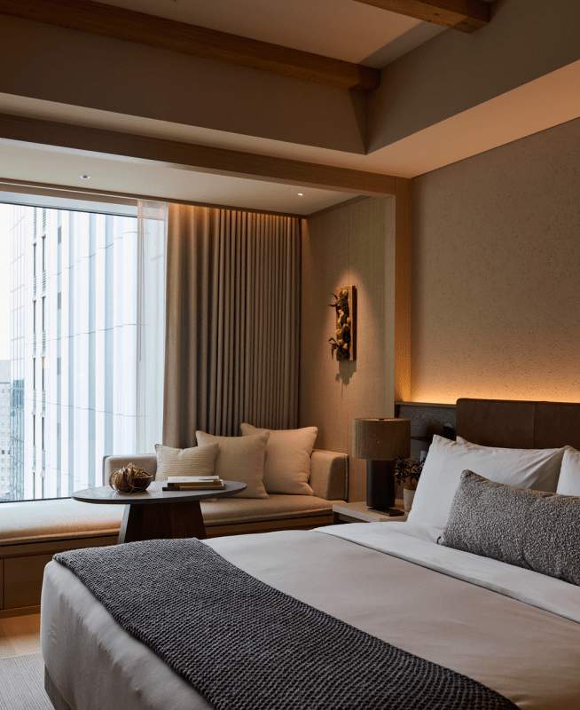 Camera con letto king size e finestra con vista sulla Tokyo