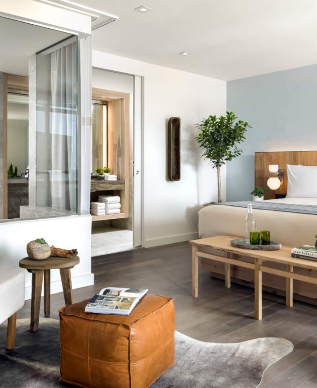 1 Hotel Guestroom with king size bed and seating area