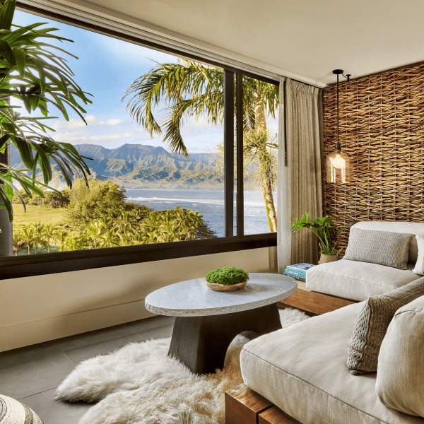 um quarto com grandes janelas e vista para a praia