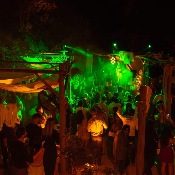 personnes lors d'une fête sur la plage