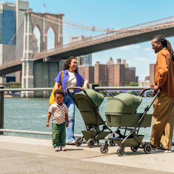 Joolz stroller in front of Brooklyn Bridge