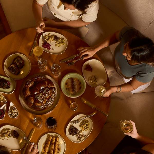 la gente reunida alrededor de la mesa para cenar