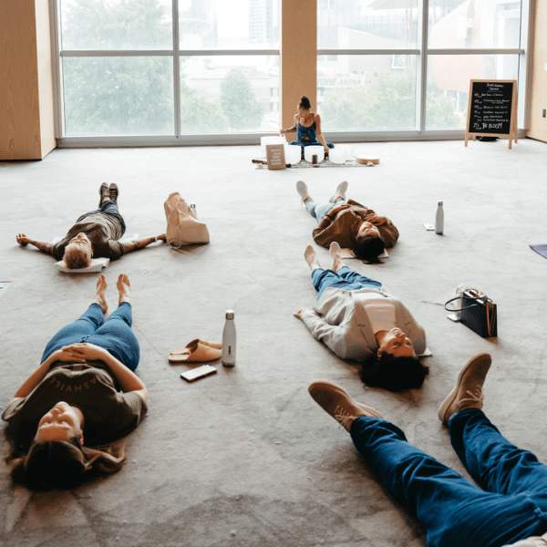 ホリスティック・セレモニーに参加する人々 