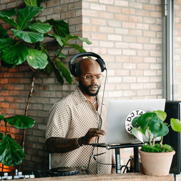 DJ