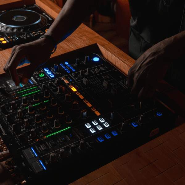 DJ