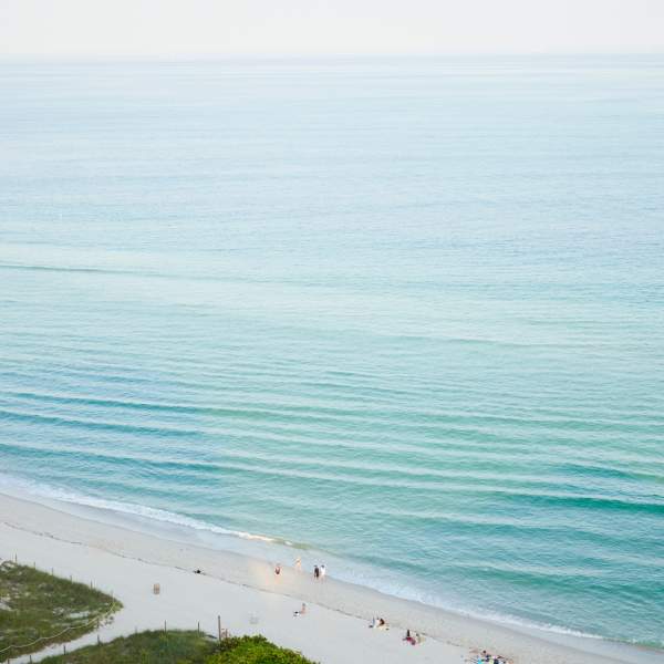 海を眺めるビーチの鳥瞰図