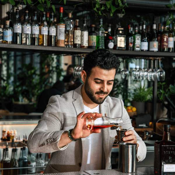 barman schenkt een drankje in