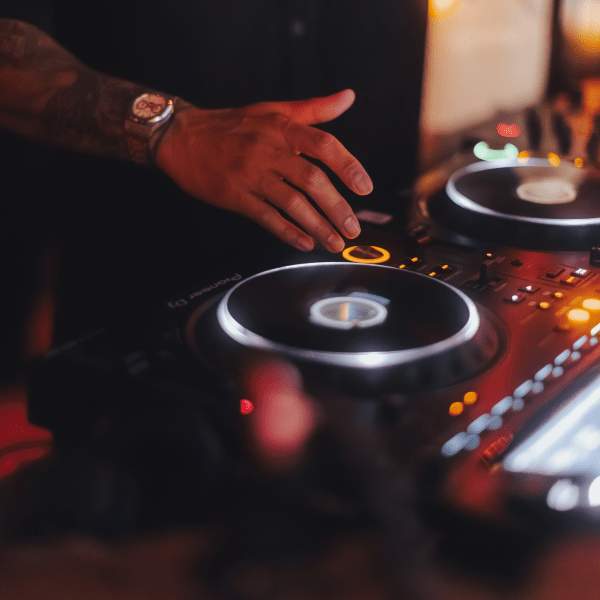 DJ 