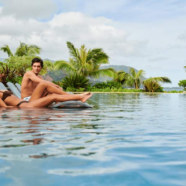 Un homme et une femme dans une piscine
