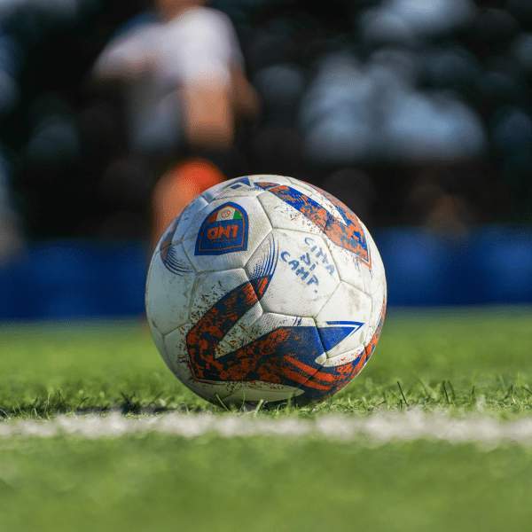 ballon de football sur le terrain
