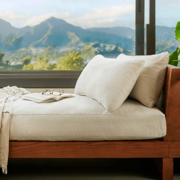 Um par de óculos pousado sobre um livro numa espreguiçadeira