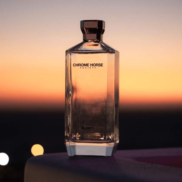 Chrome Horse-tequilaflaske ved solnedgang