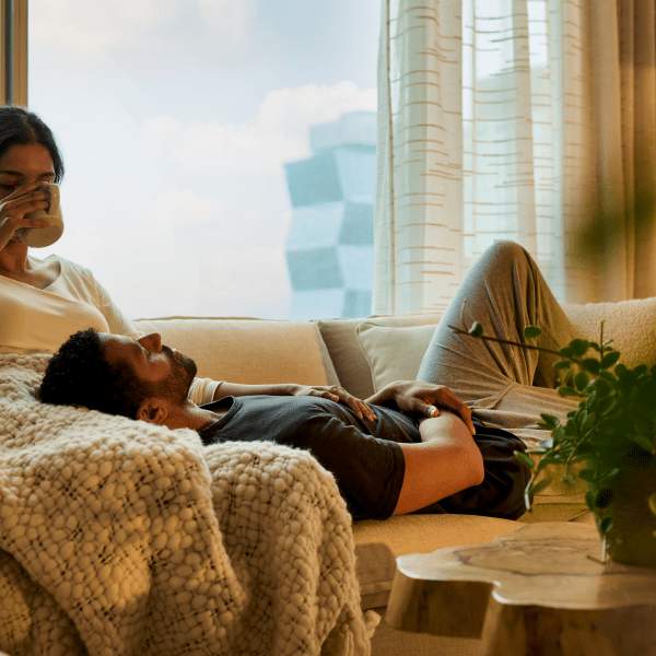 Un couple se détendant sur un canapé confortable
