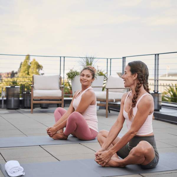 Duas pessoas a fazer ioga noSan Francisco do 1 Hotel San Francisco