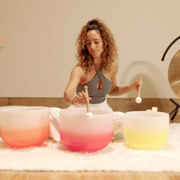 mujer que utiliza cuencos de cristal