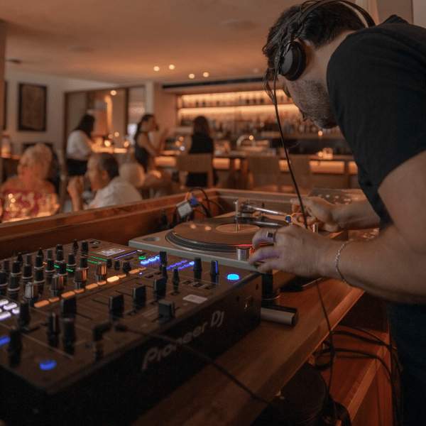 DJ 