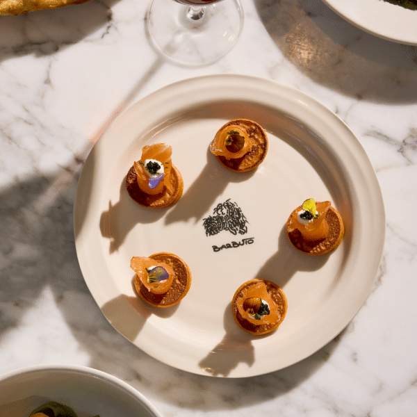 panqueca de caviar e pimenta vermelha