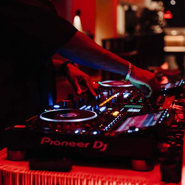 DJ