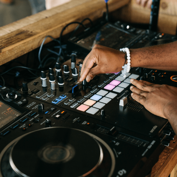 DJ