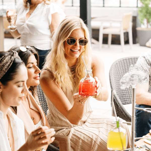 piger til brunch på en tagterrasse