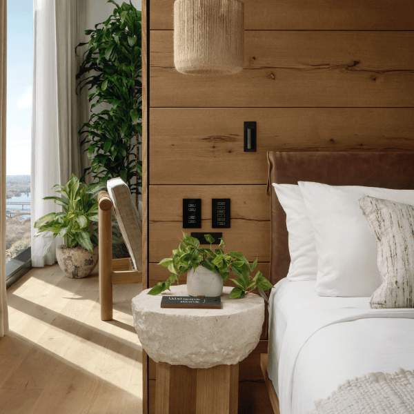 Interior em madeira do quarto de hóspedes junto à grande janela