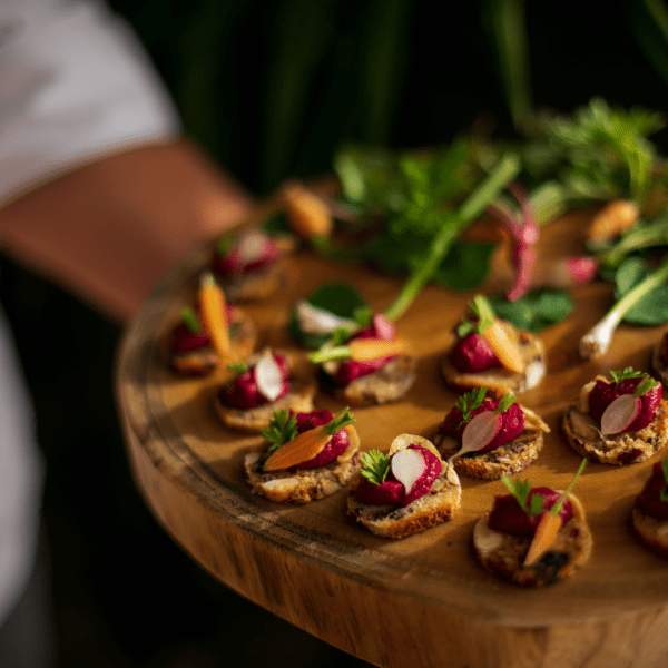 Fad med mundrette rødbeder med kiks