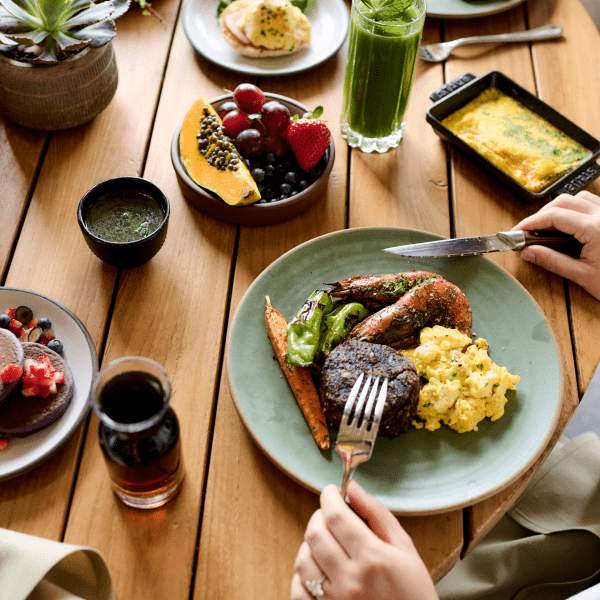 table dressée pour le petit-déjeuner