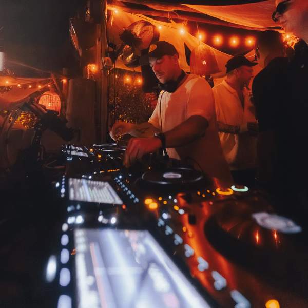 夜のDJ