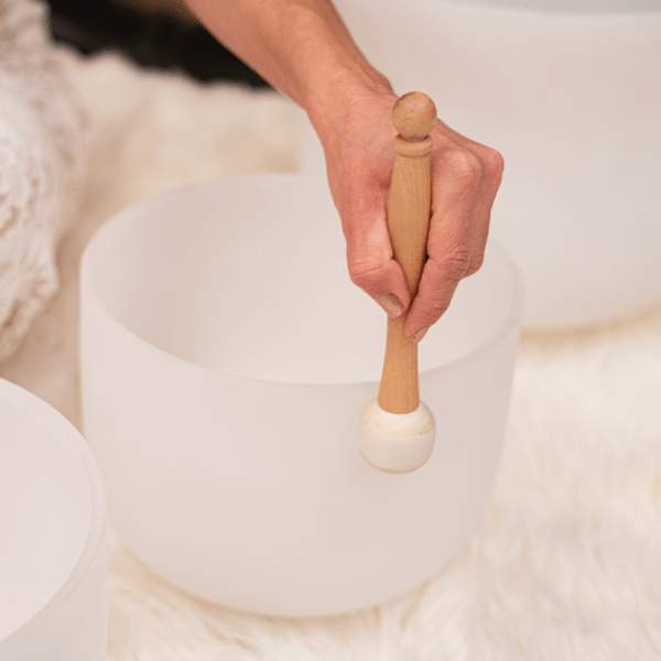 노래하는 그릇을 사용하는 사람