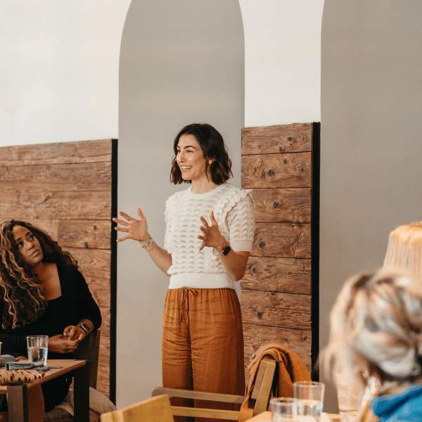 femme s'adressant à un groupe