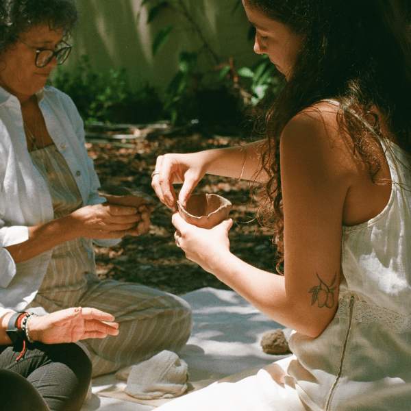 粘土で遊んでいる女の子 