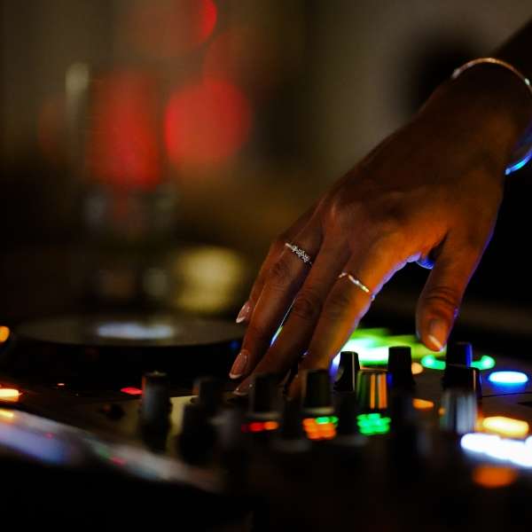 DJ