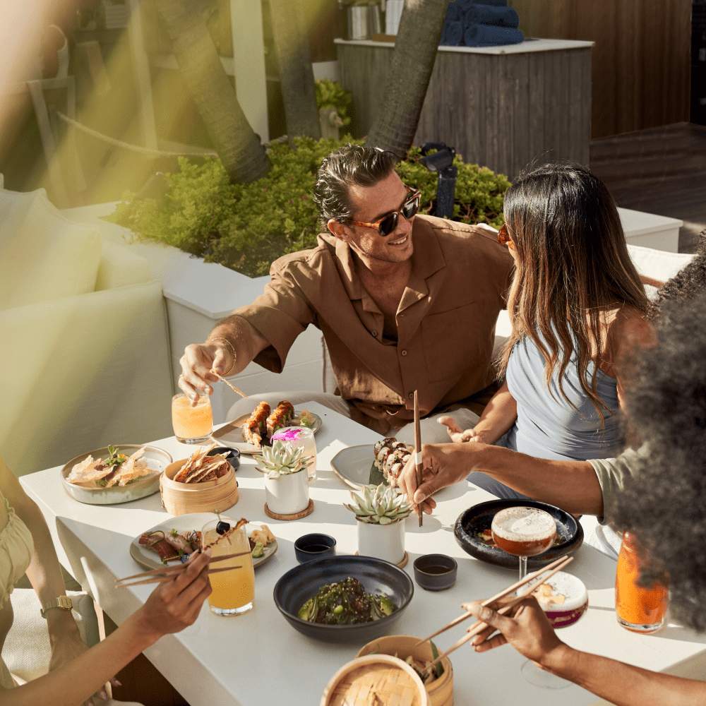 Duas pessoas a jantar
