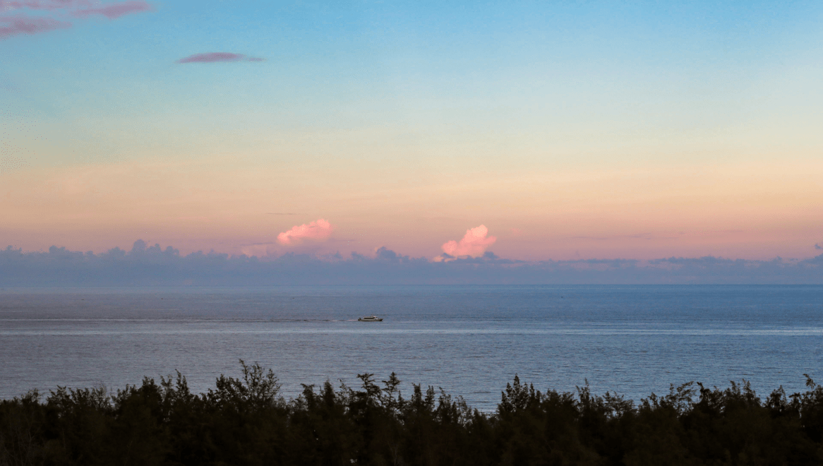 View of the horizon on the ocean