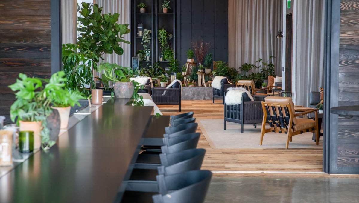 rangée de sièges le long du bar avec d'autres sièges à l'arrière-plan