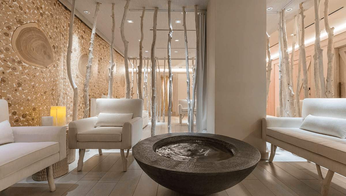 Un coin salon avec une table basse