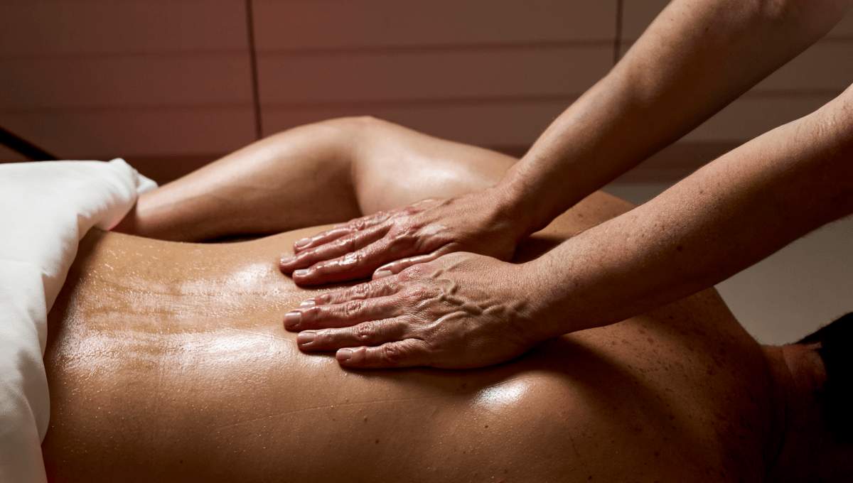 Massage with red light treatment