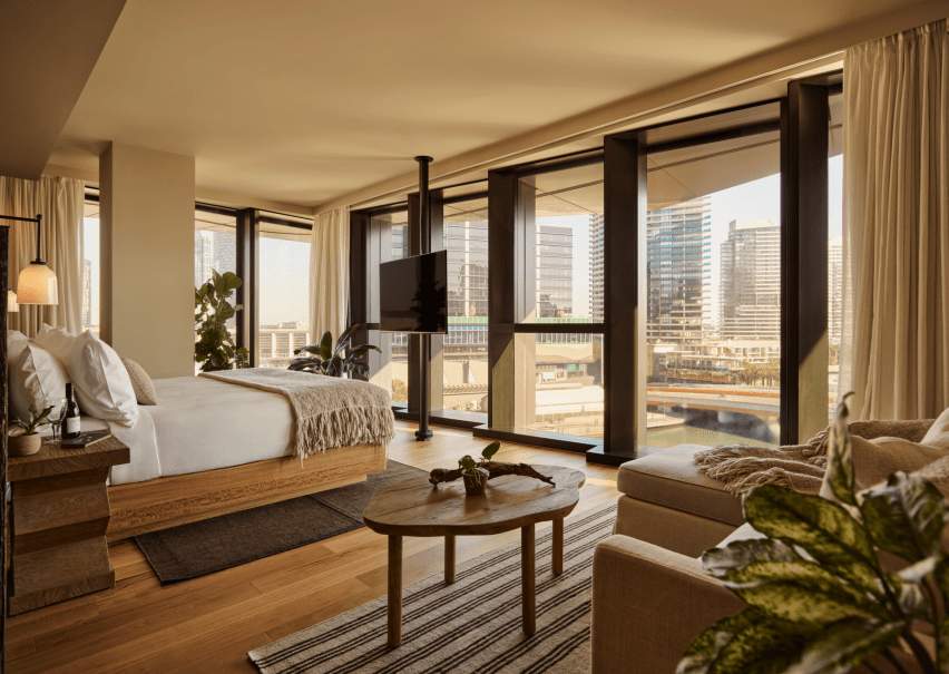 1 Hotel Melbourne River Suite Dormitorio con ventanales de suelo a techo con vistas al río Yarra de la ciudad