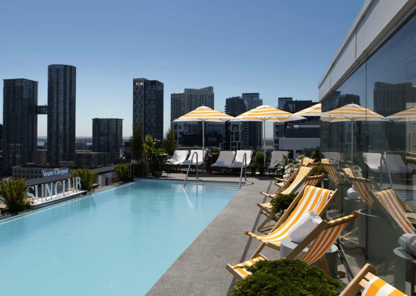 1 Hotel Toronto Immagine della piscina del Sun Club