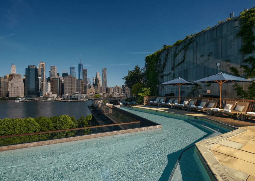 piscine sur le toit du 1 hotel brooklyn bridge